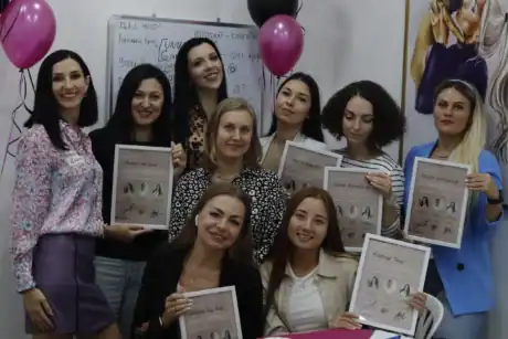 סרום ריסים, סדנת ריסים, קורס ריסים, תווי ריסים, טיפולי יופי, קורס איפור, קורס שזירת ריסים, סטיילינג יופי, הדרכות יופי, קורס קוסמטיקה, שיטות טיפוח, סדנאות יופי, קורסי יופי, הדרכות מקצועיות, חווית יופי, שיפור מראה, הטבות לסטייליסטיות, קורסי איפור, סדנאות ריסים, הכשרות לפינוקי יופי.