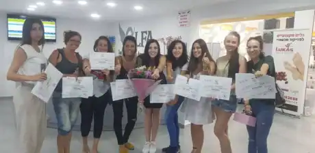 צילומי נשים מחייכות ומחזיקות תעודות הוקרה וסידורי פרחים במרכז יופי דאלי.
