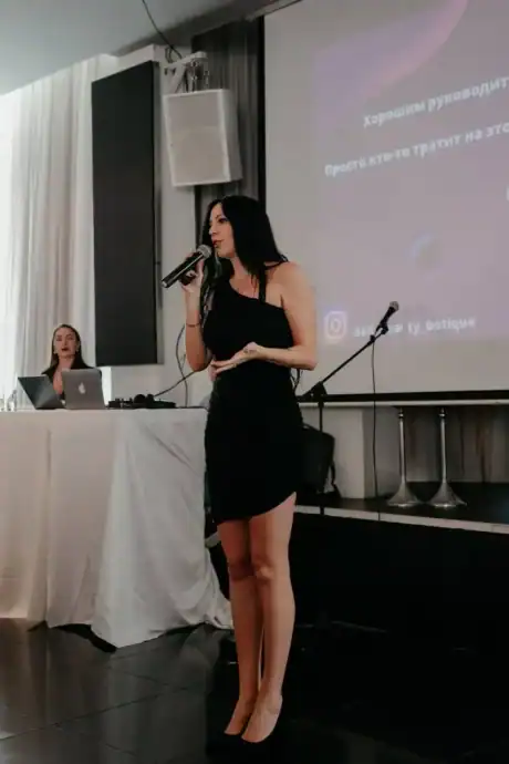 שמלות יפות לאירועים עם עיצוב יוקרתי ואלגנטי.