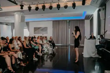 דוגמנית מציגה על במה באירוע קוסמטיקה ויופי | Dali Beauty.