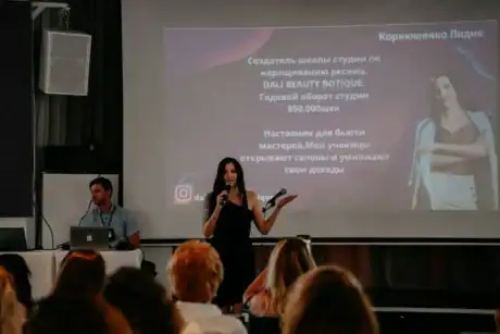 מאפרת מקצועית מציגה סדנת איפור ושמלות בייצור עצמי ב-Dali Beauty.