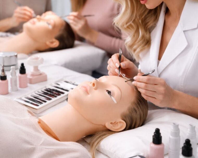 השתלמות מקצועית של מאסטריות הלחמת ריסים